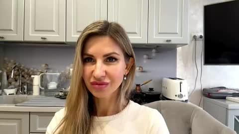 Snapshot of lindsyzinda chatting on February 5, 6:18 am Rita online show from February 5, 6:18 am