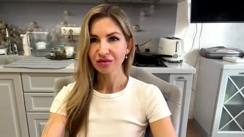 Snapshot of lindsyzinda chatting on February 6, 6:07 am Rita online show from February 6, 6:07 am