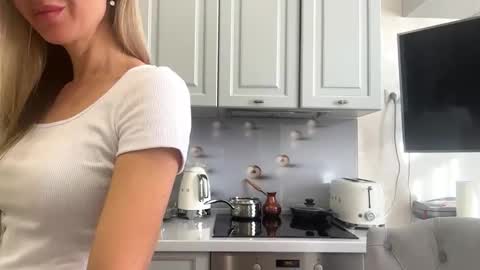 Snapshot of lindsyzinda chatting on February 11, 6:40 am Rita online show from February 11, 6:40 am