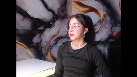 Snapshot of ling_ling24 chatting on February 21, 3:01 am ling ling24 online show from February 21, 3:01 am