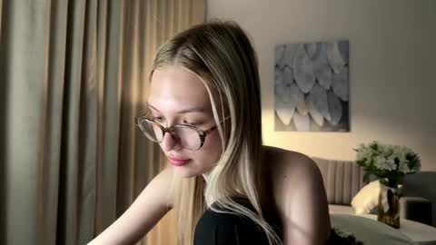 Snapshot of linneabercier chatting on April 16, 9:39 pm Emma online show from April 16, 9:39 pm