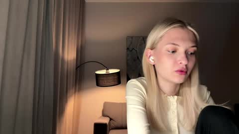 Snapshot of linneabercier chatting on May 1, 8:02 pm Emma online show from May 1, 8:02 pm
