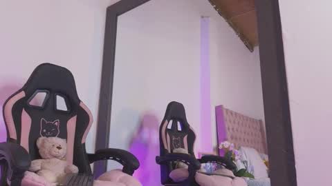 Snapshot of linoshka_1 chatting on February 19, 9:33 pm Luciana online show from February 19, 9:33 pm