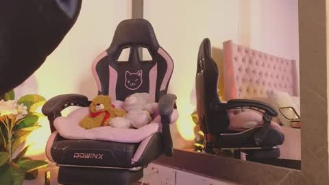 Snapshot of linoshka_1 chatting on March 18, 8:23 pm Luciana online show from March 18, 8:23 pm