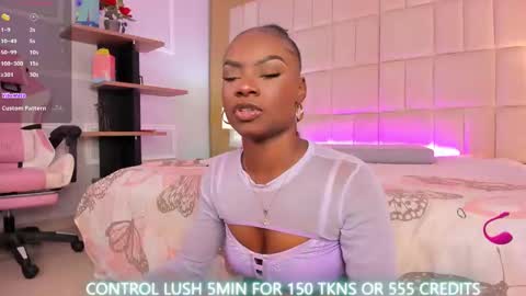 Snapshot of linsyadams chatting on December 22, 12:07 am online show from December 22, 12:07 am