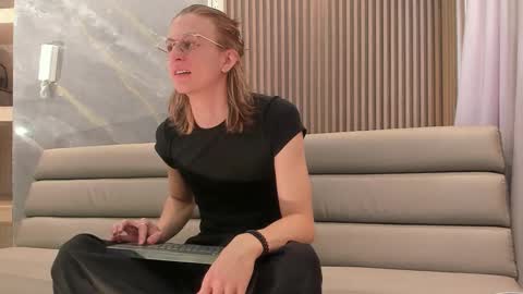 Lior evan online show from December 17, 11:49 am