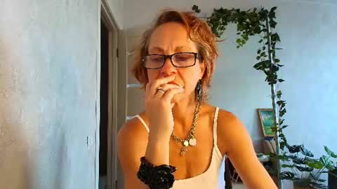 Snapshot of lioraweiss chatting on July 23, 8:56 am Liora Weiss online show from July 23, 8:56 am