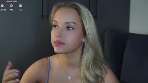 Snapshot of lipswithsmileonthem chatting on September 9, 1:05 am Amelia online show from September 9, 1:05 am