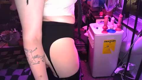LuckyInInk online show from September 18, 5:31 am