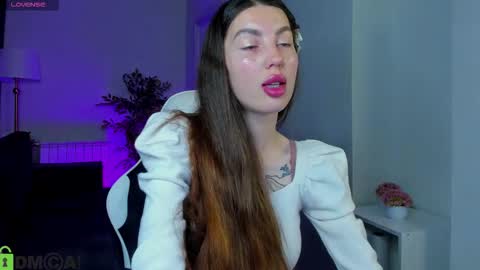 Snapshot of lira_revery chatting on November 18, 1:00 am Lira revery online show from November 18, 1:00 am