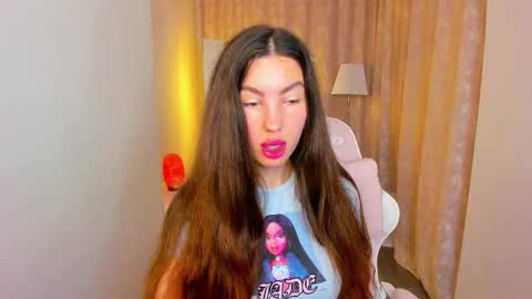 Snapshot of lira_revery chatting on November 27, 12:35 am Lira revery online show from November 27, 12:35 am