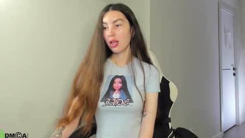 Snapshot of lira_revery chatting on December 1, 2:27 am Lira revery online show from December 1, 2:27 am