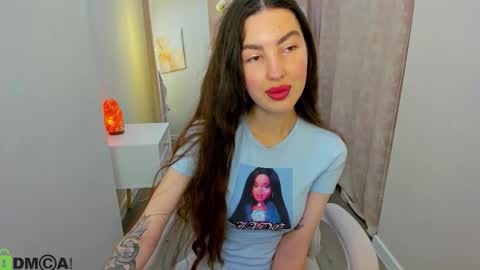 Snapshot of lira_revery chatting on December 5, 12:19 am Lira revery online show from December 5, 12:19 am