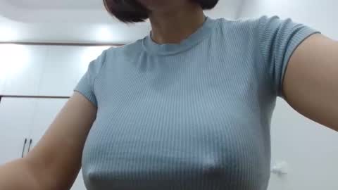 Snapshot of lisa_1011 chatting on February 17, 10:27 pm lisa_1011 online show from February 17, 10:27 pm