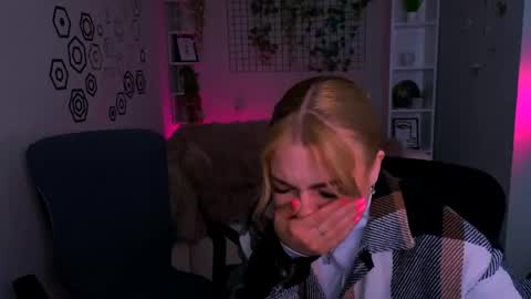 Snapshot of lisa_dark_ chatting on May 12, 9:39 am Lisa online show from May 12, 9:39 am