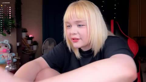 -Lisa- Help me to reach 100 thumbs up3 online show from October 12, 8:52 pm