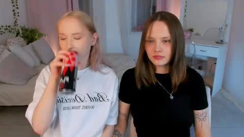 Snapshot of lisaluve chatting on April 3, 7:23 pm Lisa blonde Alisa brunette online show from April 3, 7:23 pm