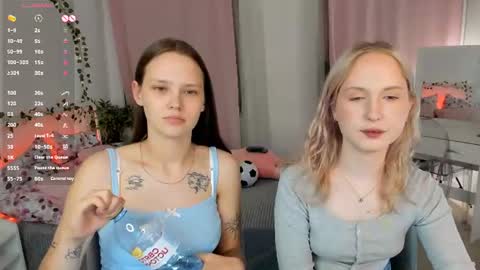 Snapshot of lisaluve chatting on July 1, 10:31 pm Lisa blonde Alisa brunette online show from July 1, 10:31 pm