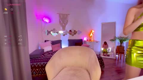 Snapshot of lisamaybe chatting on September 9, 3:33 pm Lisa online show from September 9, 3:33 pm