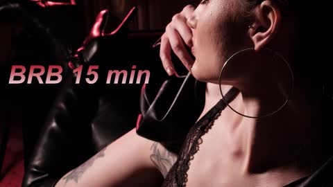 Snapshot of lisamooore chatting on October 7, 4:31 am Lisa Moore online show from October 7, 4:31 am