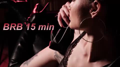 Snapshot of lisamooore chatting on March 7, 7:27 am Lisa Moore online show from March 7, 7:27 am