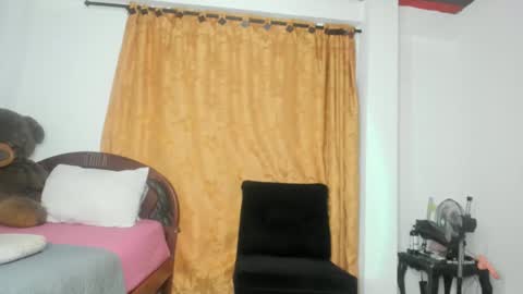 Snapshot of lissa_petitee chatting on March 6, 1:05 am lissa_petitee online show from March 6, 1:05 am