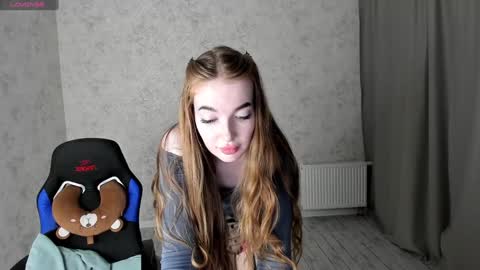 Snapshot of lissacain chatting on December 4, 3:48 am Lissa online show from December 4, 3:48 am