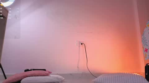Snapshot of little___sophie chatting on April 21, 1:42 am little___sophie online show from April 21, 1:42 am
