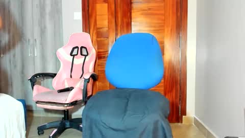 Snapshot of little_africa chatting on February 13, 8:21 am little_africa online show from February 13, 8:21 am