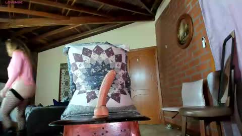 Snapshot of little_izzi chatting on February 19, 8:41 pm Izzi online show from February 19, 8:41 pm