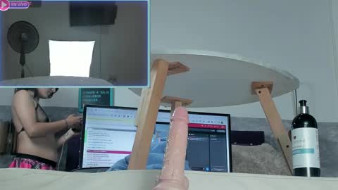 Snapshot of little_lili19 chatting on January 12, 4:00 am Lili online show from January 12, 4:00 am