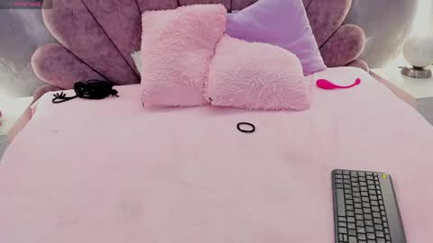 Snapshot of little_melanie chatting on April 19, 6:10 pm little_melanie online show from April 19, 6:10 pm