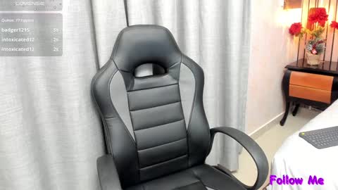 Snapshot of little_naiara chatting on December 15, 6:18 am Katty online show from December 15, 6:18 am