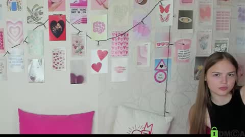 Snapshot of little_radiant_sun chatting on November 15, 11:18 am Kriss online show from November 15, 11:18 am