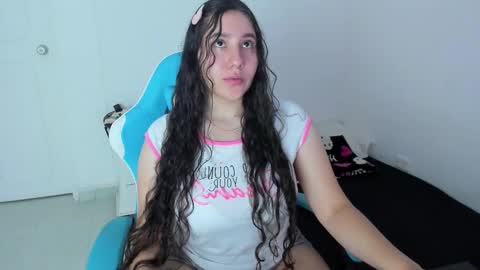 Snapshot of little_sparkles_0f_l0v3 chatting on December 19, 10:28 pm Laire online show from December 19, 10:28 pm