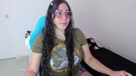 Snapshot of little_sparkles_0f_l0v3 chatting on December 21, 8:05 pm Laire online show from December 21, 8:05 pm