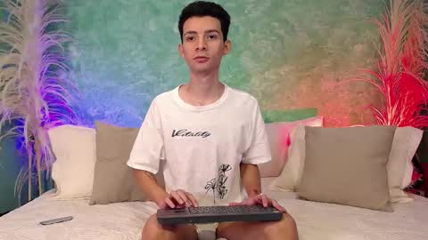 Snapshot of little_twiink chatting on February 17, 4:04 pm Juan Ferrer online show from February 17, 4:04 pm