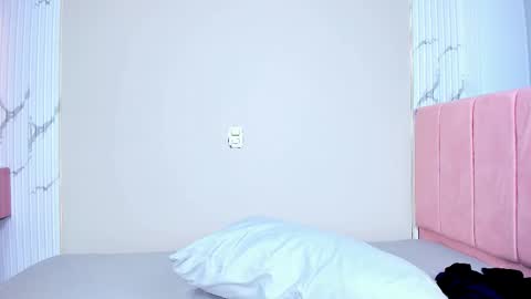 Snapshot of littledoll1___ chatting on January 5, 5:27 pm Vanne online show from January 5, 5:27 pm