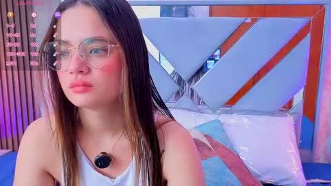 Snapshot of littleesara18 chatting on May 12, 11:18 am Sara online show from May 12, 11:18 am