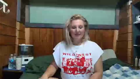 Snapshot of littlelisa1 chatting on February 17, 4:53 am lisanixs online show from February 17, 4:53 am