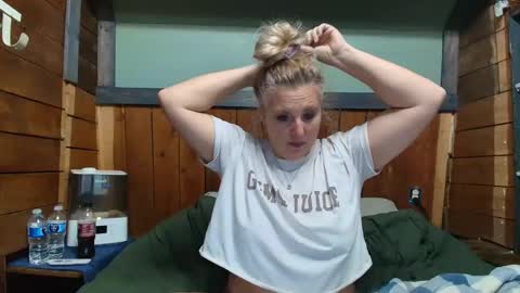 Snapshot of littlelisa1 chatting on February 21, 2:23 am lisanixs online show from February 21, 2:23 am