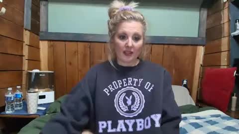 Snapshot of littlelisa1 chatting on February 26, 5:17 am lisanixs online show from February 26, 5:17 am