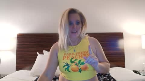 Snapshot of littlelisa1 chatting on March 12, 2:50 am lisanixs online show from March 12, 2:50 am