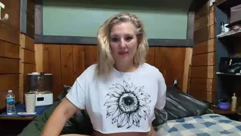 Snapshot of littlelisa1 chatting on March 25, 4:24 pm lisanixs online show from March 25, 4:24 pm