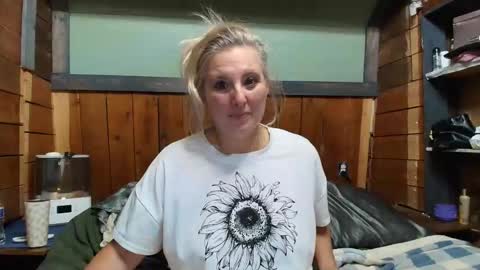 Snapshot of littlelisa1 chatting on March 28, 4:23 am lisanixs online show from March 28, 4:23 am