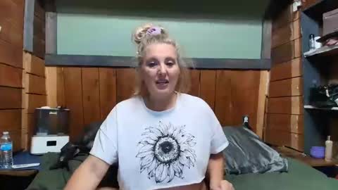 Snapshot of littlelisa1 chatting on April 2, 5:21 pm lisanixs online show from April 2, 5:21 pm