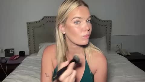 Snapshot of littlemaryjane19 chatting on November 12, 5:19 am Marciabrady online show from November 12, 5:19 am