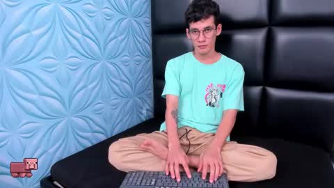 Snapshot of littlemax23 chatting on September 24, 12:30 pm MAX online show from September 24, 12:30 pm