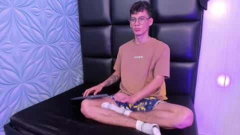 Snapshot of littlemax23 chatting on October 2, 12:01 pm MAX online show from October 2, 12:01 pm