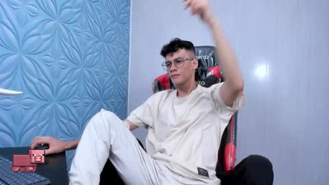 Snapshot of littlemax23 chatting on October 19, 4:35 am MAX online show from October 19, 4:35 am